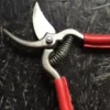 Sécateur de Jardin 18 cm - revêtement des branches en cuir ROUGE
